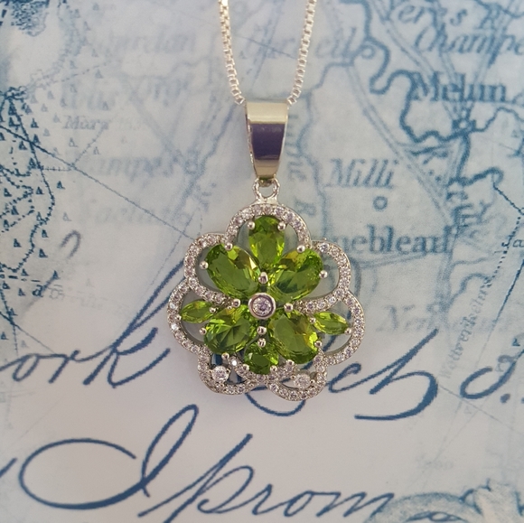 Peridot Green Zircon Pendant - Picture 2 of 9